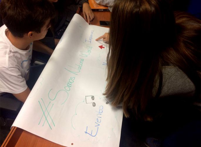 Alumnos de Maristas trabajando sobre el caso de Natural World Eco en ESIC